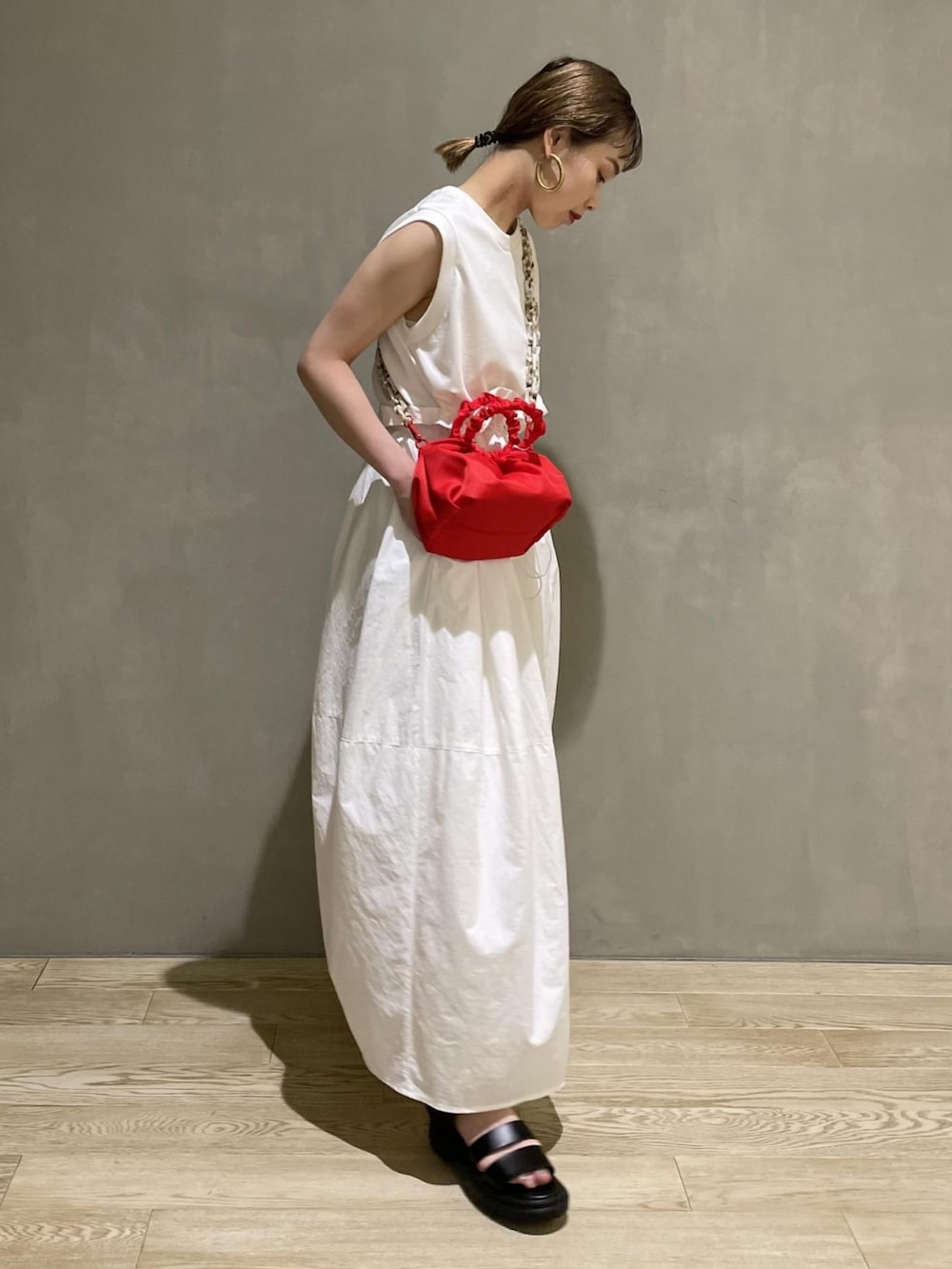 「ワンピース、ショルダーバッグ、厚底シューズ、アダムエロペ(ADAM ET ROPE')、ロングワンピース、Adam et Rope'、夏コーデ、ノースリーブ、厚底サンダル、ベルクロ」｜「HVISKの【HVISK】JOLLY RUSH TWILL（ショルダーバッグ、レッド系）」を使った、ADAM ET ROPE' STAFFさん（レディース・157cm）の夏コーディネートの2枚目の写真