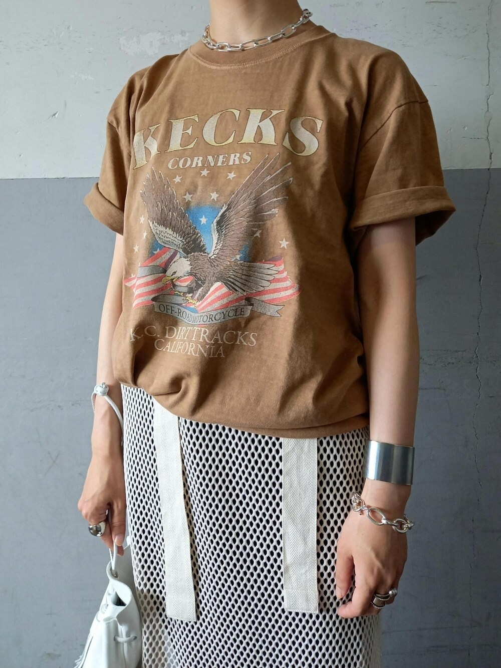 ベージュ系のTシャツ/カットソー、ホワイト系のワンピース、ホワイト系のハンドバッグを着用したレディースの夏コーディネートの4枚目の写真