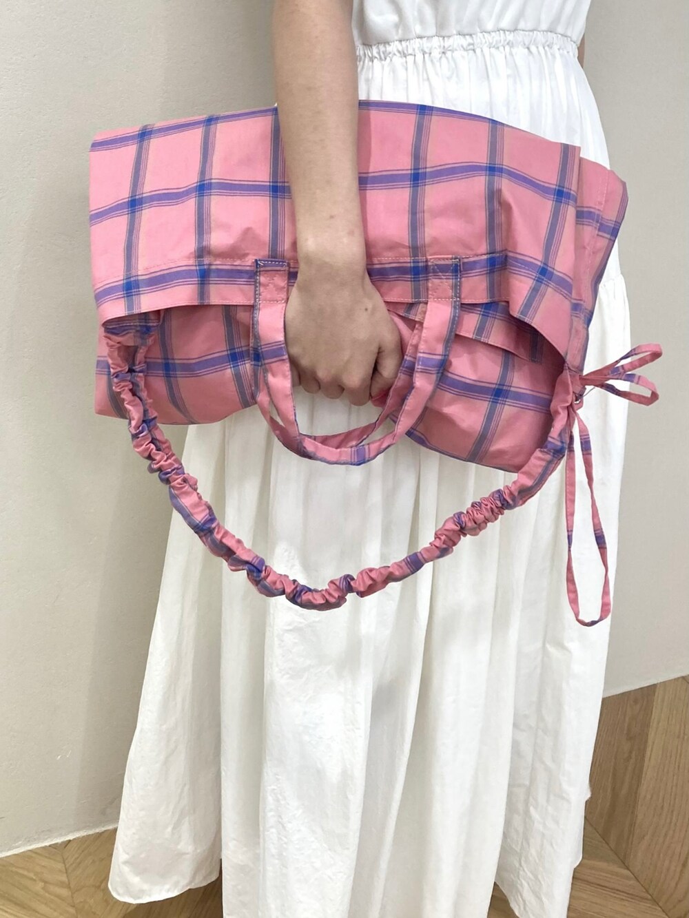「春服コーデ、ラクチンコーデ、カジュアル、ロングワンピース、アダムエロペ(ADAM ET ROPE')、Adam et Rope'、ティアードワンピース、リゾートスタイル、新作、ホワイトコーデ、ショップスタッフのアクティブコーデ」｜「ADAM ET ROPE'の【サステナブル】ティアードドッキングワンピース（ワンピース、ホワイト系）」を使った、ADAM ET ROPE' STAFFさん（レディース・159cm）の春コーディネートの5枚目の写真