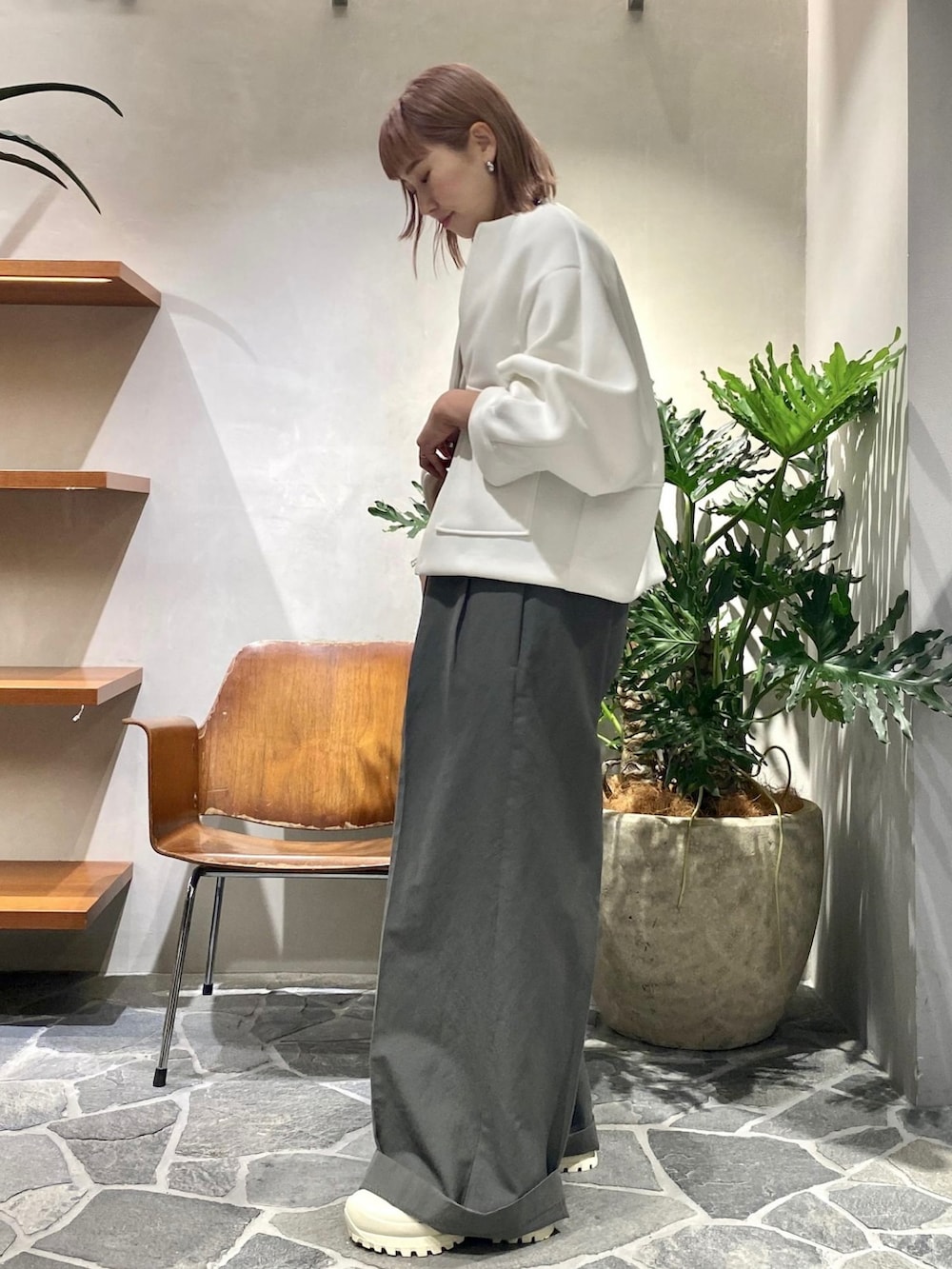 ブルー系のショルダーバッグ、ホワイト系のその他シューズ、ホワイト系のブルゾンを着用したレディースの春コーディネートの2枚目の写真