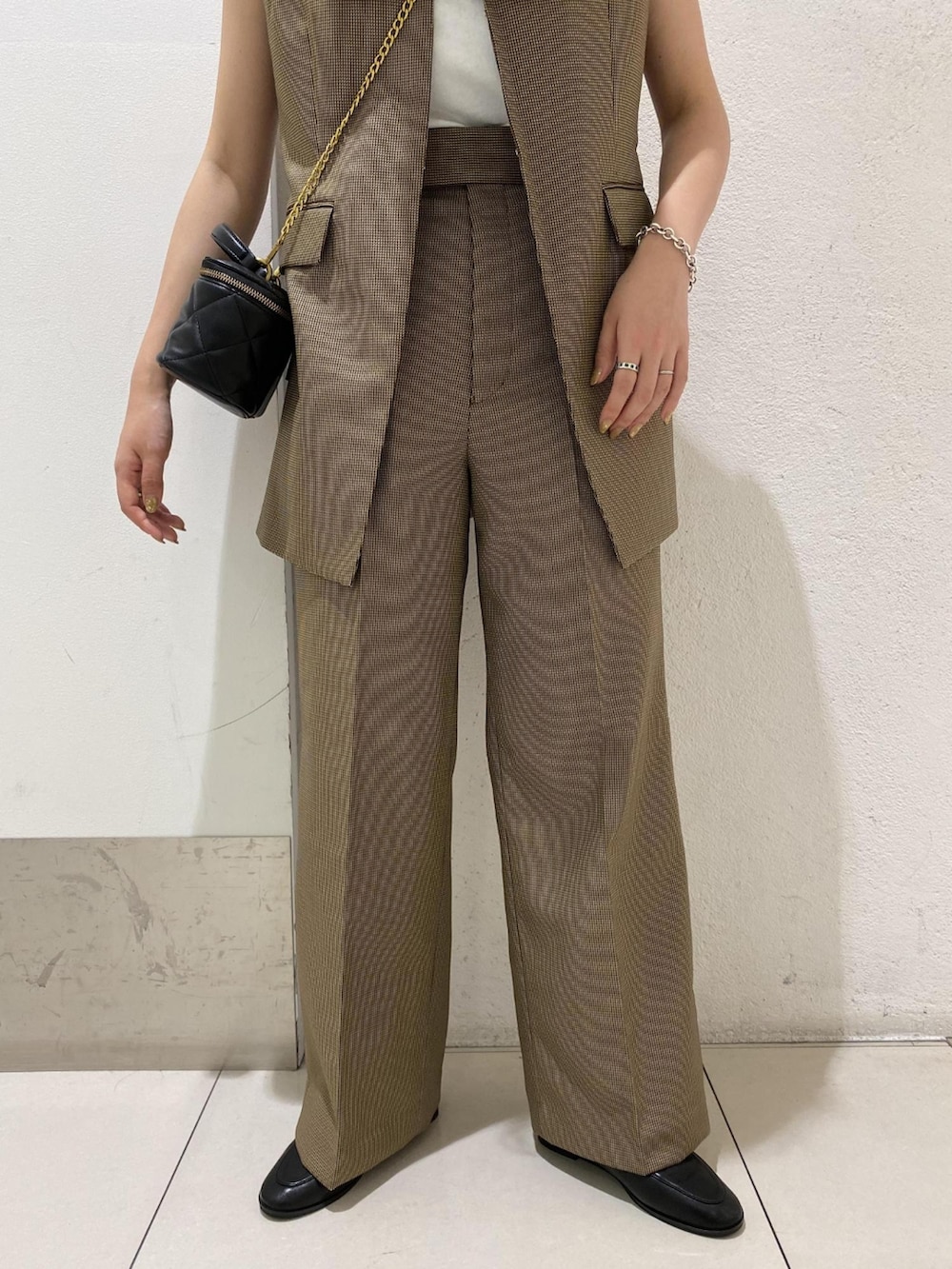 ブラウン系のその他アウター、ブラック系のショルダーバッグ、ブラウン系のスラックスを着用したレディースの夏コーディネートの3枚目の写真