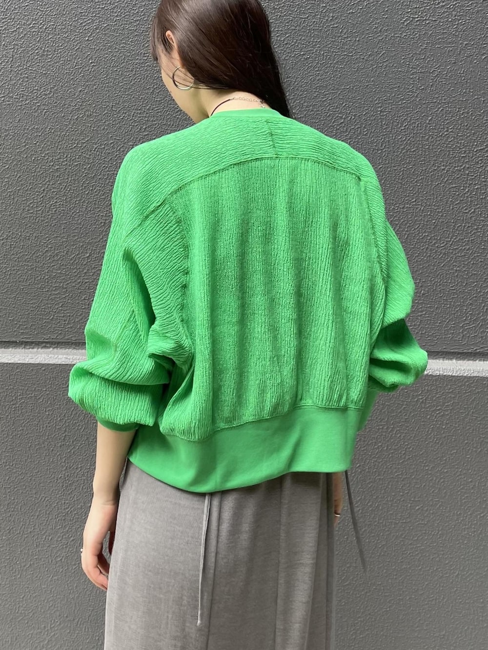 グリーン系のカーディガン/ボレロ、グレー系のワンピース、ブラック系のサンダルを着用したレディースの夏コーディネートの5枚目の写真