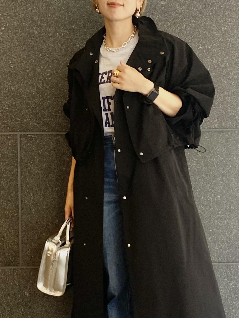 「カジュアル、デニムパンツ、アダムエロペ(ADAM ET ROPE')、Adam et Rope'、パンツコーデ、秋コーデ、初秋コーデ、秋先取りコーデ、スクエアバッグ、秋服準備はじめました」｜「ADAM ET ROPE'の【GOOD ROCK SPEED】COLLEGE Tee UCLA（Tシャツ/カットソー、グレー系）」を使った、ADAM ET ROPE' STAFFさん（レディース・157cm）の秋コーディネートの3枚目の写真