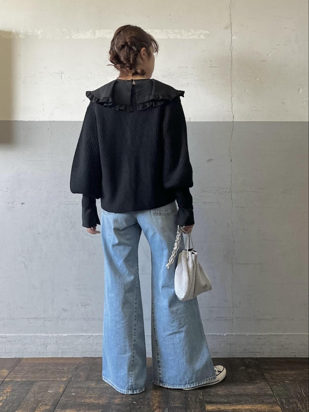 ブラック系のカーディガン/ボレロ、ブラック系のシャツ/ブラウス、ブルー系のデニムパンツを着用したレディースの冬コーディネートの3枚目の写真