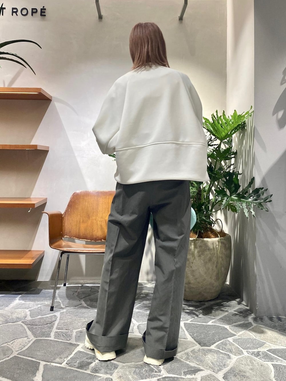 ブルー系のショルダーバッグ、ホワイト系のその他シューズ、ホワイト系のブルゾンを着用したレディースの春コーディネートの3枚目の写真