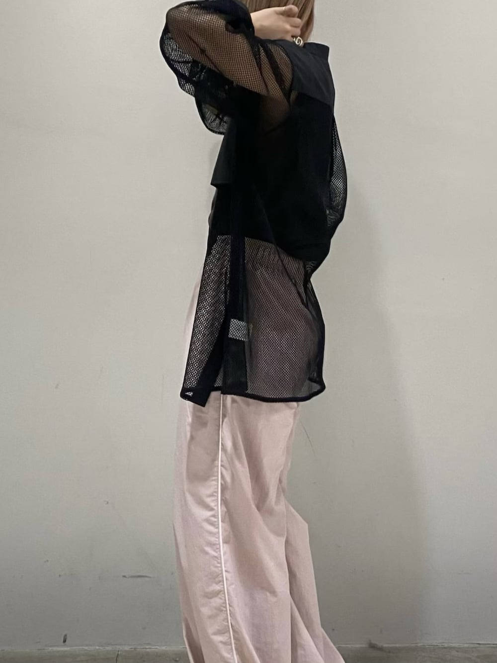 ブラック系のタンクトップ、ブラック系のシャツ/ブラウス、パープル系のカーゴパンツを着用したレディースの春コーディネートの3枚目の写真