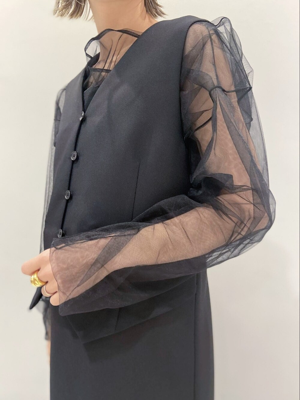 ブラック系のワンピース、ブラック系のTシャツ/カットソー、ブラック系のトートバッグを着用したレディースの春コーディネートの4枚目の写真