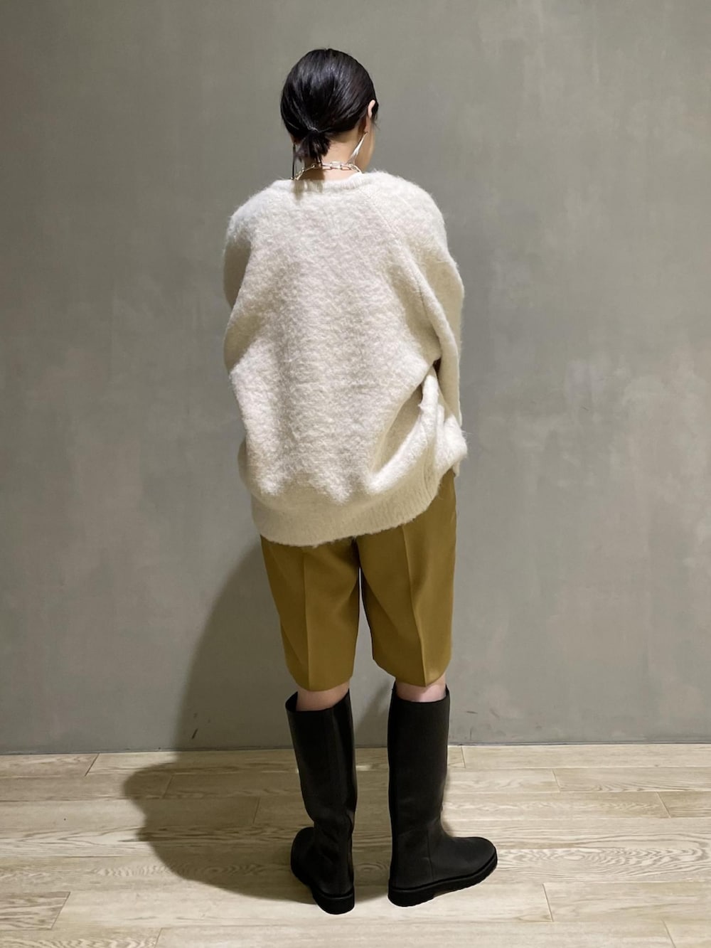 「カーディガン、秋のコーデ、ロングブーツ、ハーフパンツ、アダムエロペ(ADAM ET ROPE')、Adam et Rope'、秋コーデ、秋カラー、秋冬コーデ、秋服準備はじめました」｜「ADAM ET ROPE'の【REMII RELIEF】別注 SP加工 NURTURE TEE（Tシャツ/カットソー、ホワイト系）」を使った、ADAM ET ROPE' STAFFさん（レディース・157cm）の夏コーディネートの3枚目の写真