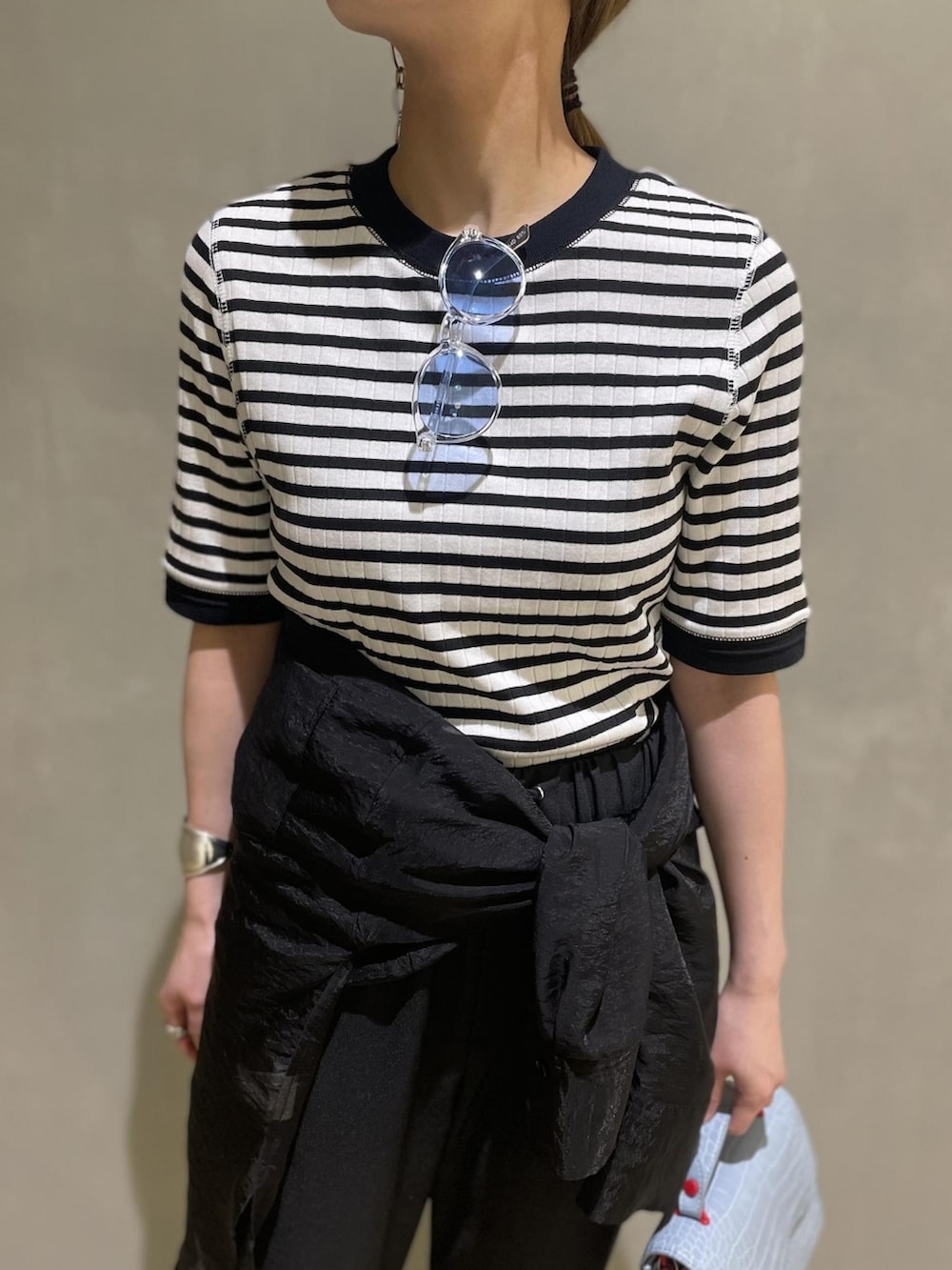 ホワイト系のTシャツ/カットソー、ブラック系のその他パンツ、ブラック系のシャツ/ブラウスを着用したレディースの夏コーディネートの3枚目の写真