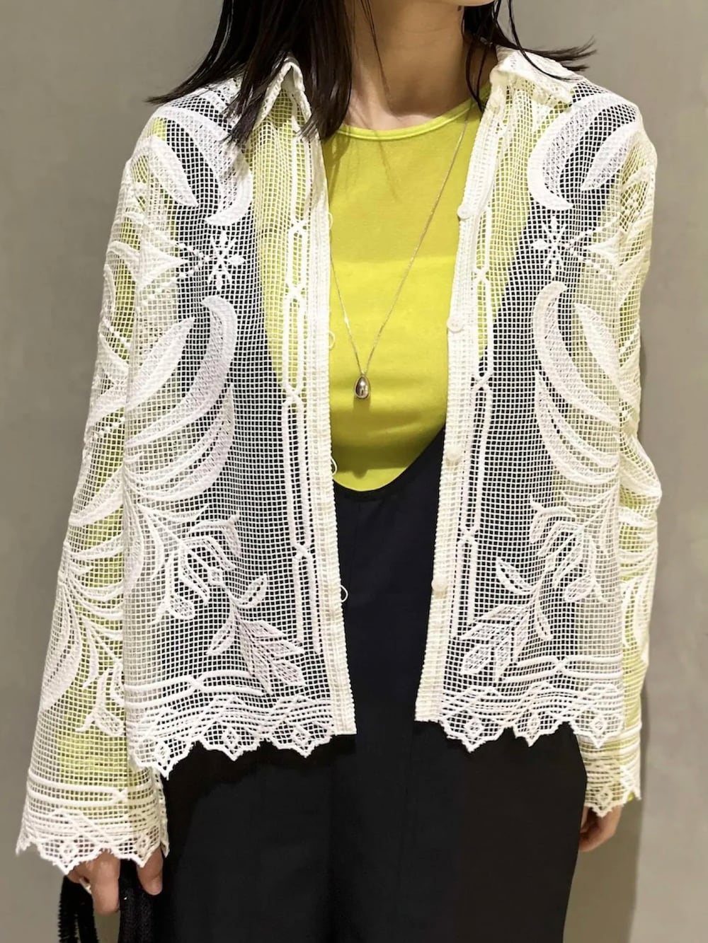 ホワイト系のシャツ/ブラウス、グリーン系のTシャツ/カットソー、ブラック系のサロペット/オーバーオールを着用したレディースの春コーディネートの3枚目の写真