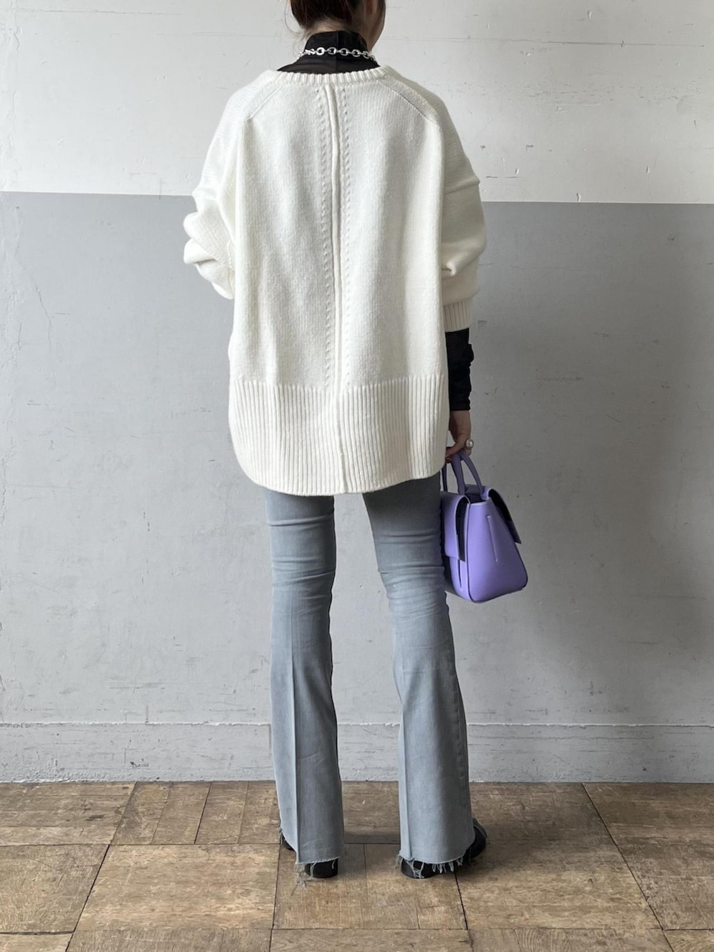 ホワイト系のカーディガン/ボレロ、ブラック系のTシャツ/カットソー、パープル系のハンドバッグを着用したレディースの夏コーディネートの4枚目の写真