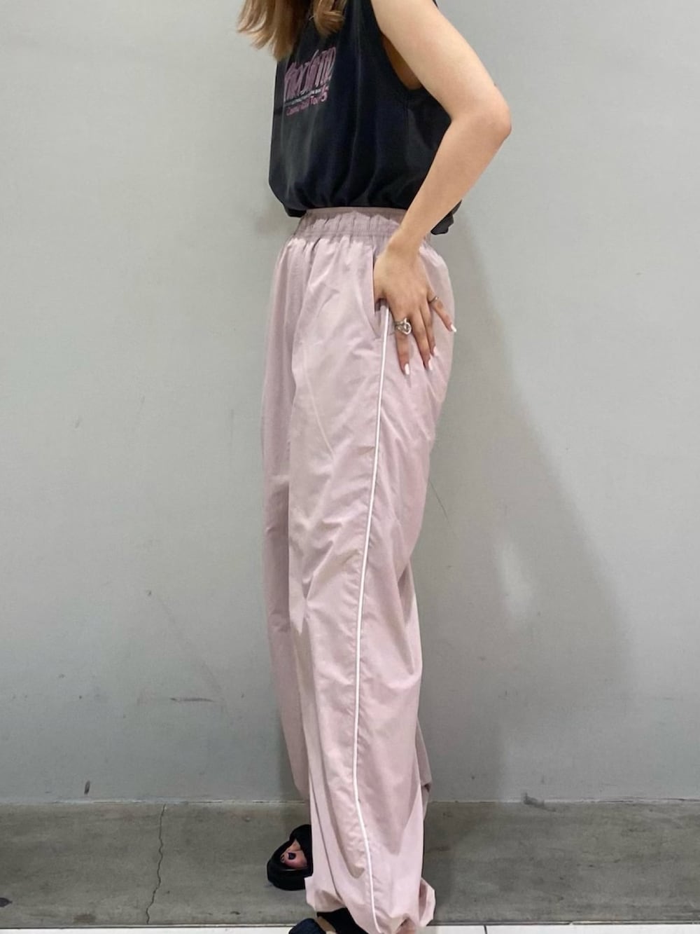 ブラック系のタンクトップ、ブラック系のシャツ/ブラウス、パープル系のカーゴパンツを着用したレディースの春コーディネートの5枚目の写真