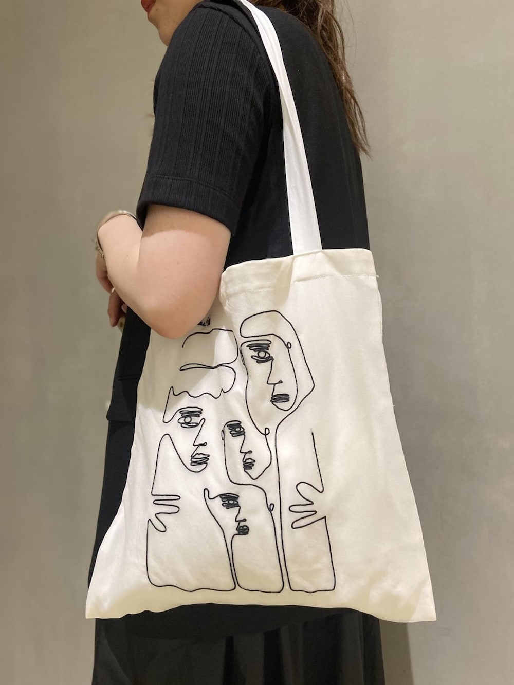 「ワンピース、モノトーン、サンダル、ジレ、アダムエロペ(ADAM ET ROPE')、Adam et Rope'、モノトーンコーデ、夏コーデ、ワンピーススタイル、ジレスタイル」｜「ADAM ET ROPE'のリブコンビバルーンワンピース（ワンピース、ブラック系）」を使った、ADAM ET ROPE' STAFFさん（レディース・160cm）の夏コーディネートの5枚目の写真