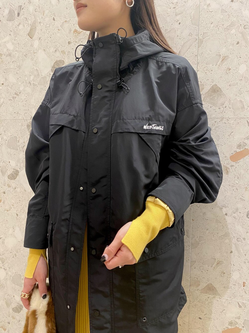 「ワンピース、マウンテンパーカー、ブーツ、ショートブーツ、WILDTHINGS、ワイルドシングス、アダムエロペ(ADAM ET ROPE')、ファー小物、Adam et Rope'、ワンピーススタイル」｜「ADAM ET ROPE'のワイルドシングスBIGマウンテンパーカー（ジャケット/アウター、ブラック系）」を使った、ADAM ET ROPE' STAFFさん（レディース・159cm）の秋コーディネートの2枚目の写真