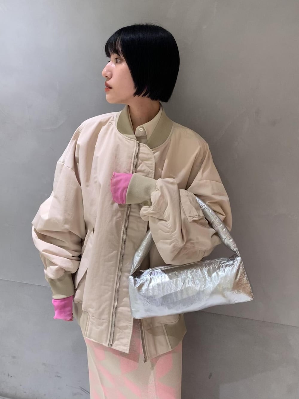 「ピンク、MA-1、アダムエロペ(ADAM ET ROPE')、春、Adam et Rope'、春コーデ、低身長、低身長コーデ、淡色コーデ、低身長女子」｜「ADAM ET ROPE'のビスチェセットシャツ（シャツ/ブラウス、ベージュ系）」を使った、ADAM ET ROPE' STAFFさん（レディース・154cm）の冬コーディネートの2枚目の写真