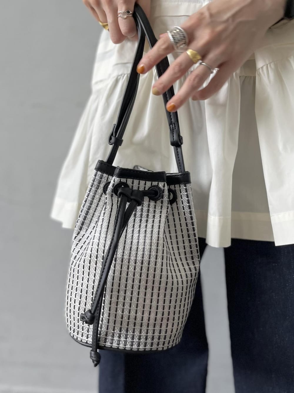 「アダムエロペ(ADAM ET ROPE')、Adam et Rope'、ブラウス、ブラウス×デニム、デニム、デニムパンツ、チュニック、ショルダーバッグ、サンダル、夏コーデ、春夏コーデ、休日スタイル、大人カジュアル、ビッグシルエット、オーバーサイズ」｜「ADAM ET ROPE'のタイプライターティアードブラウス（シャツ/ブラウス、ホワイト系）」を使った、ADAM ET ROPE' STAFFさん（レディース・158cm）の春コーディネートの4枚目の写真