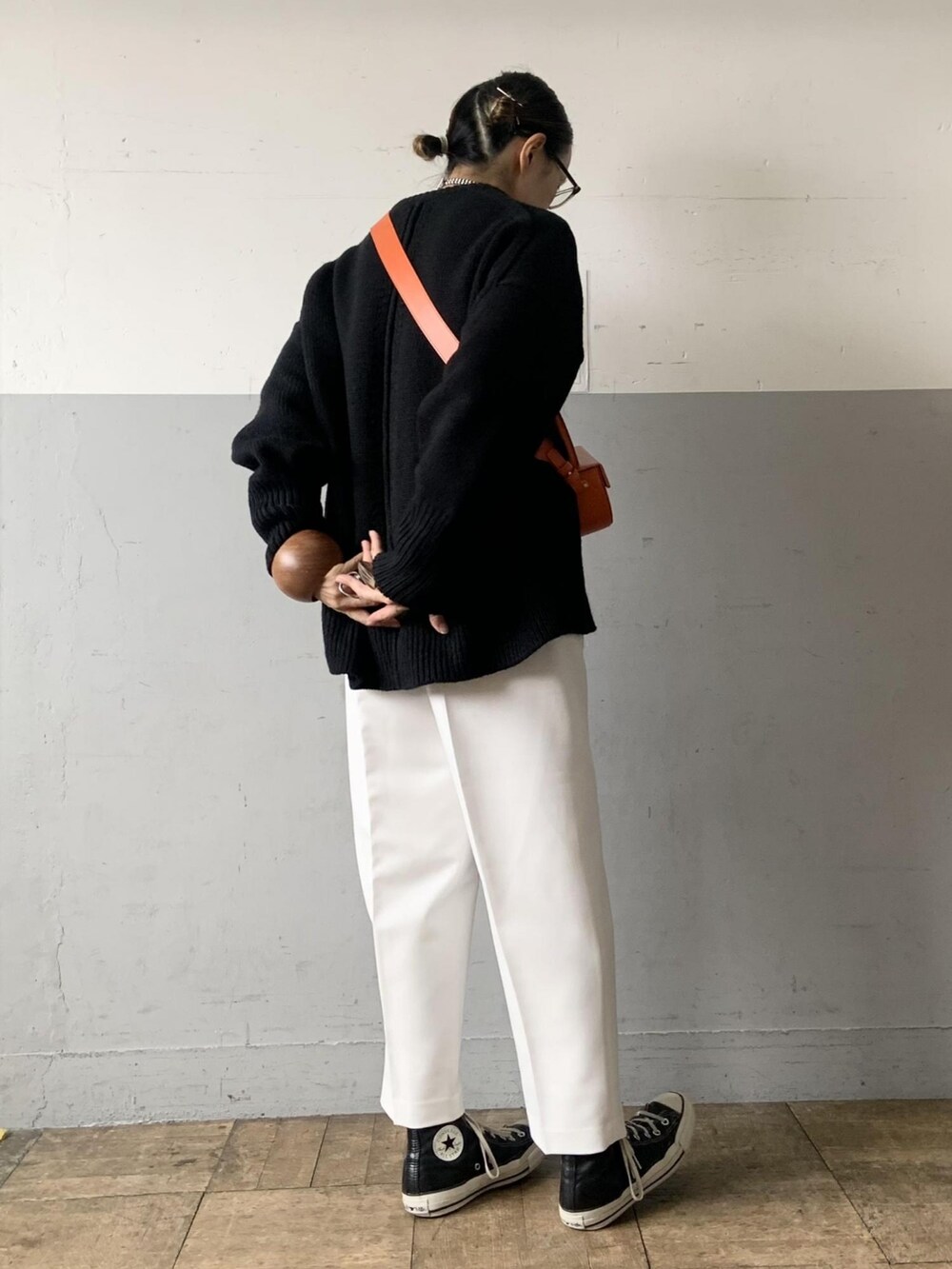 ブラック系のカーディガン/ボレロ、ホワイト系のスラックス、ホワイト系のTシャツ/カットソーを着用したレディースの夏コーディネートの3枚目の写真