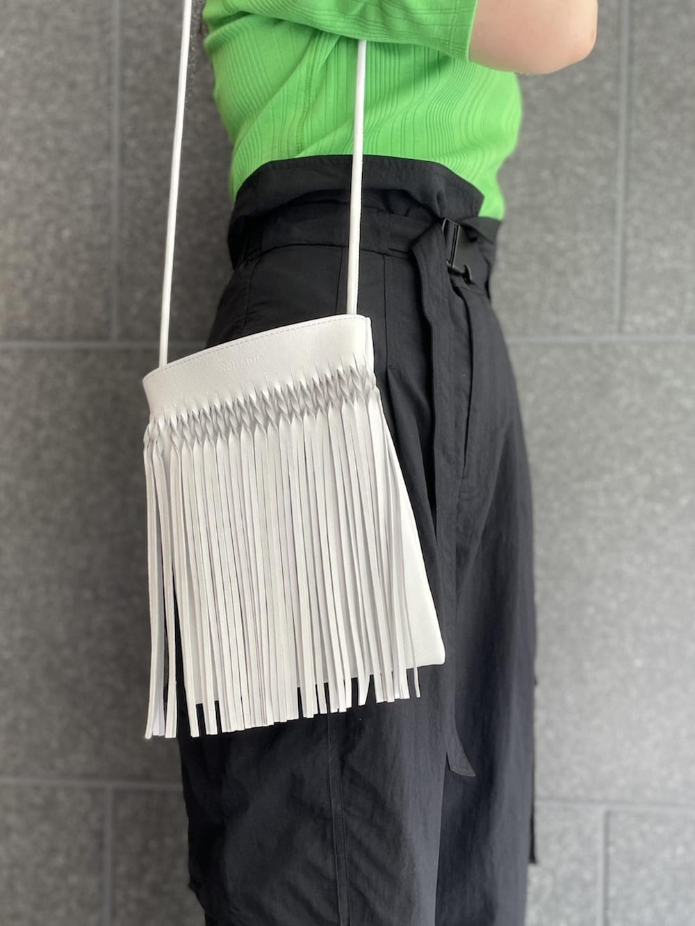 「ショルダーバッグ、サンダル、ワークパンツ、アダムエロペ(ADAM ET ROPE')、Adam et Rope'、夏コーデ、パフスリーブ、ナイロンパンツ、袖ボリューム、ボリューム袖」｜「ADAM ET ROPE'のパフショルダーリブプルオーバー（Tシャツ/カットソー、グリーン系）」を使った、ADAM ET ROPE' STAFFさん（レディース・156cm）の春コーディネートの5枚目の写真