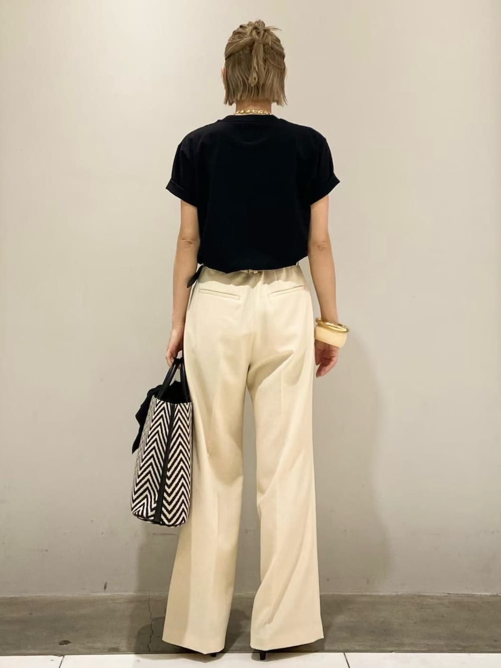 「ロゴT、アダムエロペ(ADAM ET ROPE')、パンツスタイル、Adam et Rope'、シンプルコーデ、夏コーデ、アニエスベー、アダムエロペ、agnes b.、adametrope」｜「ADAM ET ROPE'の【agnes b. pour ADAM ET ROPE'】LOGO T-SHIRTS（Tシャツ/カットソー、ブラック系）」を使った、ADAM ET ROPE' STAFFさん（レディース・157cm）の春コーディネートの3枚目の写真