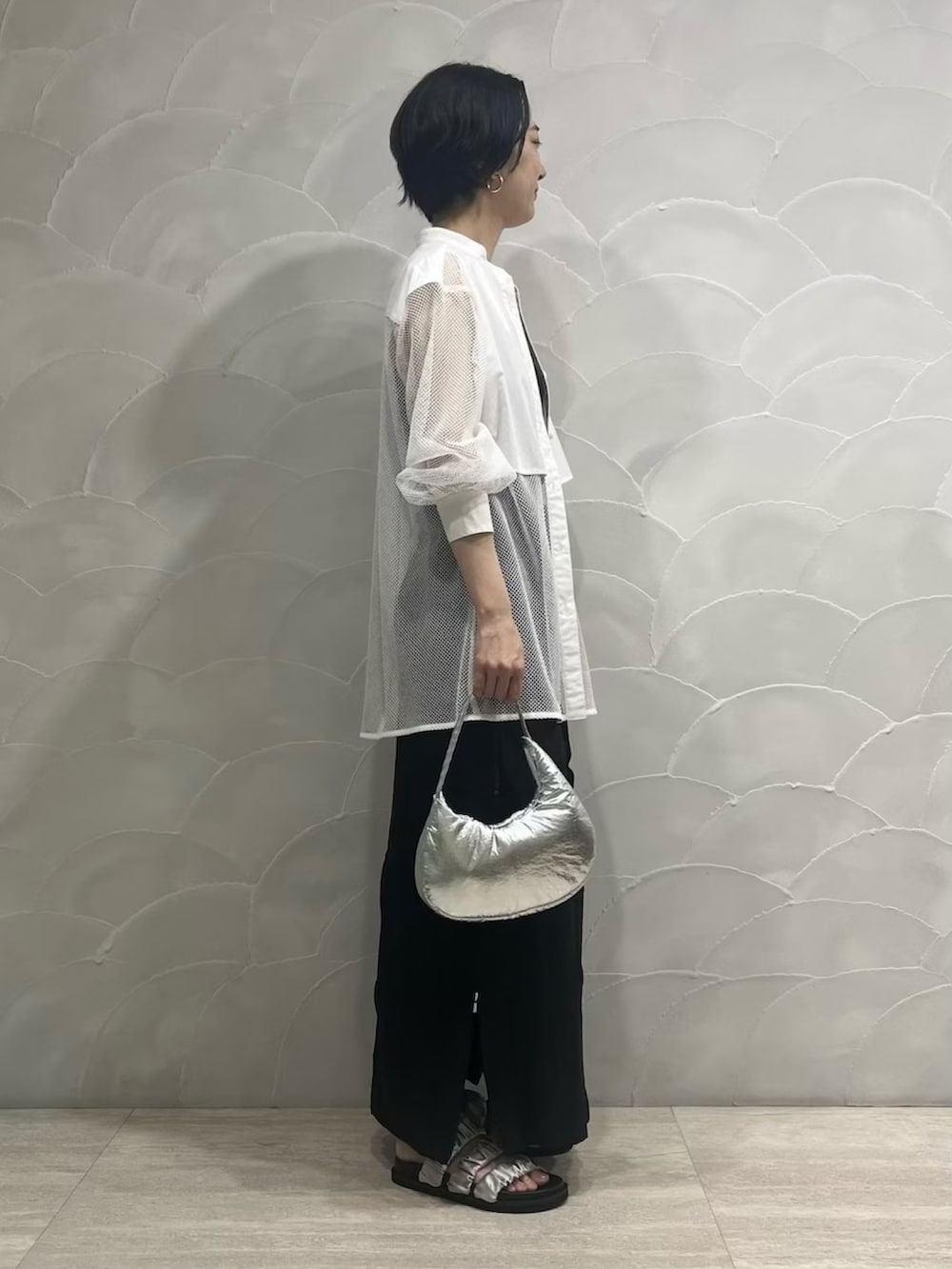 ホワイト系のシャツ/ブラウス、ブラック系のスカート、シルバー系のショルダーバッグを着用したレディースの春コーディネートの2枚目の写真