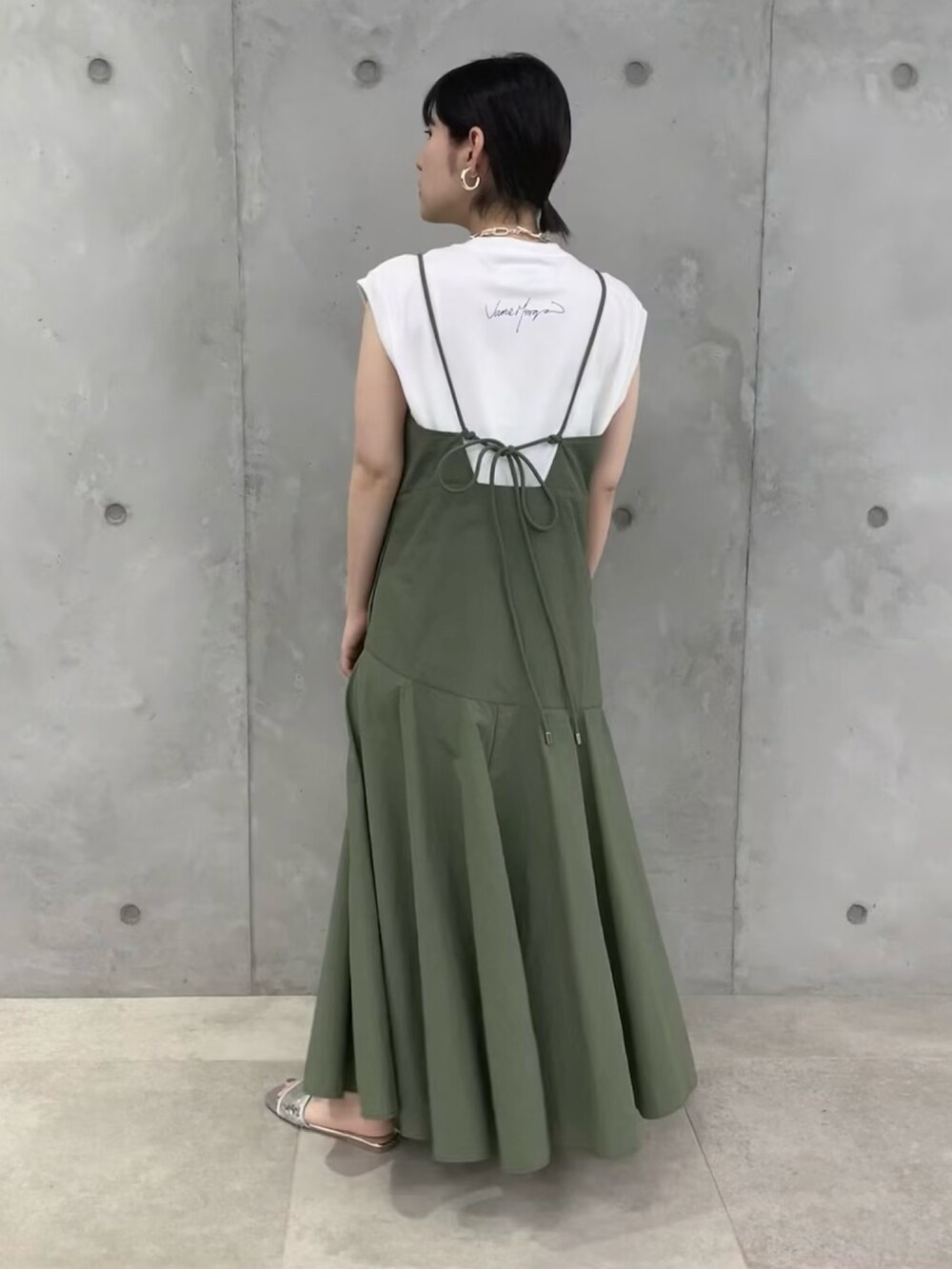 「シンプルコーデ、大人コーデ、アダムエロペ(ADAM ET ROPE')、Adam et Rope'、アダムエロペ、adametrope、キャミワンピ、リゾートスタイル、旅行、カーキ、休日スタイル」｜「ADAM ET ROPE'のリップストップキャミワンピース（ドレス、グリーン系）」を使った、ADAM ET ROPE' STAFFさん（レディース・154cm）の春コーディネートの2枚目の写真