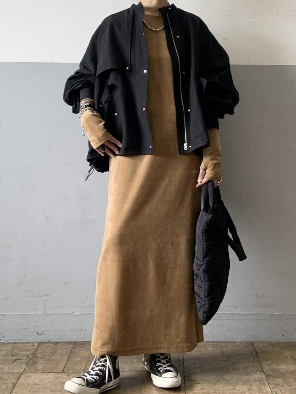 ブラック系のブルゾン、ベージュ系のワンピース、ブラック系のトートバッグを着用したレディースの秋コーディネートの2枚目の写真