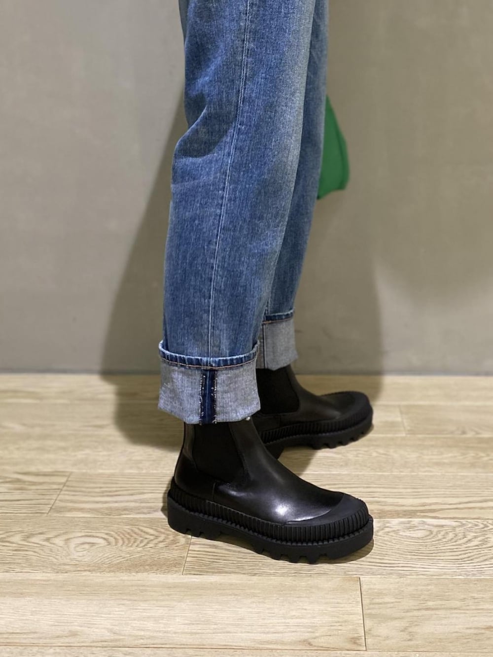 「ボーダー、ショートブーツ、デニムパンツ、巾着バッグ、アダムエロペ(ADAM ET ROPE')、Adam et Rope'、カジュアルコーデ、アニエスベー、agnes b.、秋先取りコーデ」｜「agnes b.の【agnes b. pour ADAM ET ROPE'】CARDIGAN PRESSIONS（カーディガン/ボレロ、パープル系）」を使った、ADAM ET ROPE' STAFFさん（レディース・165cm）の夏コーディネートの5枚目の写真