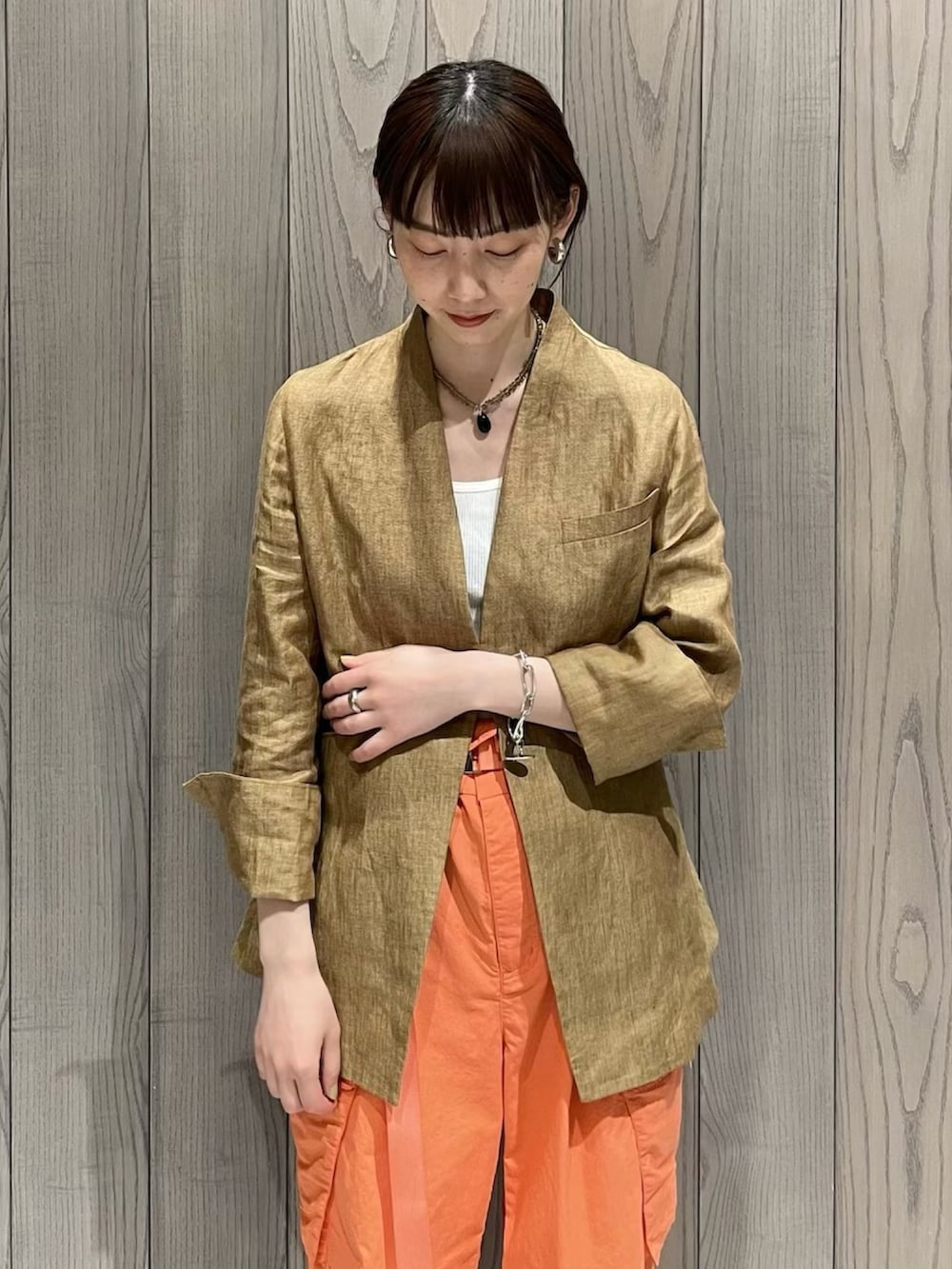 「アダムエロペ(ADAM ET ROPE')、Adam et Rope'、adametrope、ジャケット、ナイロンパンツ、ワークパンツ、カーゴパンツ、カラーパンツ、春服コーデ、お出かけコーデ、オトナ女子、いまどきジャケット写真」｜「ADAM ET ROPE'の【サステナブル】リサイクルナイロンカーゴパンツ（カーゴパンツ、オレンジ系）」を使った、ADAM ET ROPE' STAFFさん（レディース・165cm）の春コーディネートの4枚目の写真