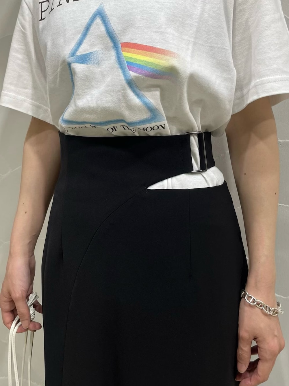 「アダムエロペ(ADAM ET ROPE')、アダムエロペ、Adam et Rope'、adametrope、GOOD ROCK SPEED、Pink Floyd、ロックT、お出かけコーデ、シンプルコーデ、夏コーデ、プリントT」｜「GOOD ROCK SPEEDの【GOOD ROCK SPEED】PINK FLOYD TEE（Tシャツ/カットソー、ホワイト系）」を使った、ADAM ET ROPE' STAFFさん（レディース・160cm）の春コーディネートの4枚目の写真