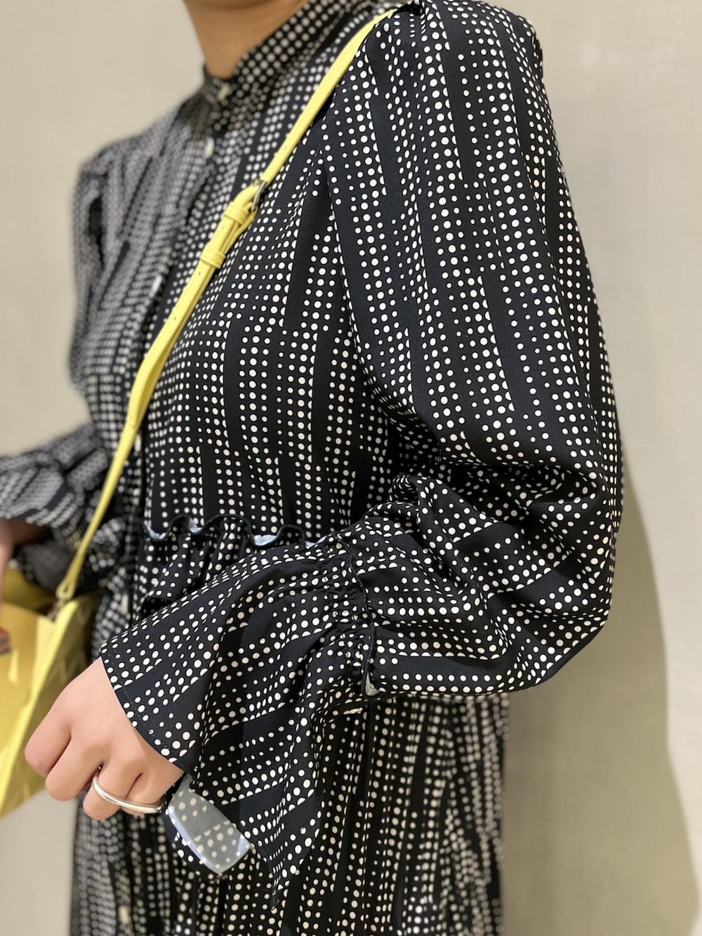 「ワンピース、ショルダーバッグ、サンダル、アダムエロペ(ADAM ET ROPE')、春、ロングワンピース、Adam et Rope'、春コーデ、春夏コーデ、サンダルコーデ」｜「ADAM ET ROPE'の【一部直営店舗・WEB限定】フリルギャザーティアードワンピース（ワンピース、ブラック系）」を使った、ADAM ET ROPE' STAFFさん（レディース・158cm）の春コーディネートの3枚目の写真
