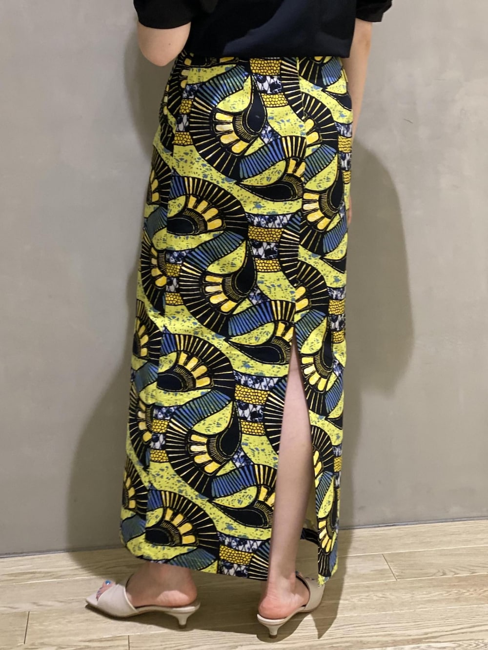 「アダムエロペ(ADAM ET ROPE')、Adam et Rope'、パフスリーブ、パフ袖、Tシャツ、Tシャツ/カットソー、ボリューム袖、袖ボリューム、タイトスカート、ロングスカート、サンダル、夏コーデ、春夏コーデ、オトナカジュアル、大人カジュアル」｜「ADAM ET ROPE'のパフＴシャツ（Tシャツ/カットソー、ブラック系）」を使った、ADAM ET ROPE' STAFFさん（レディース・158cm）の春コーディネートの4枚目の写真
