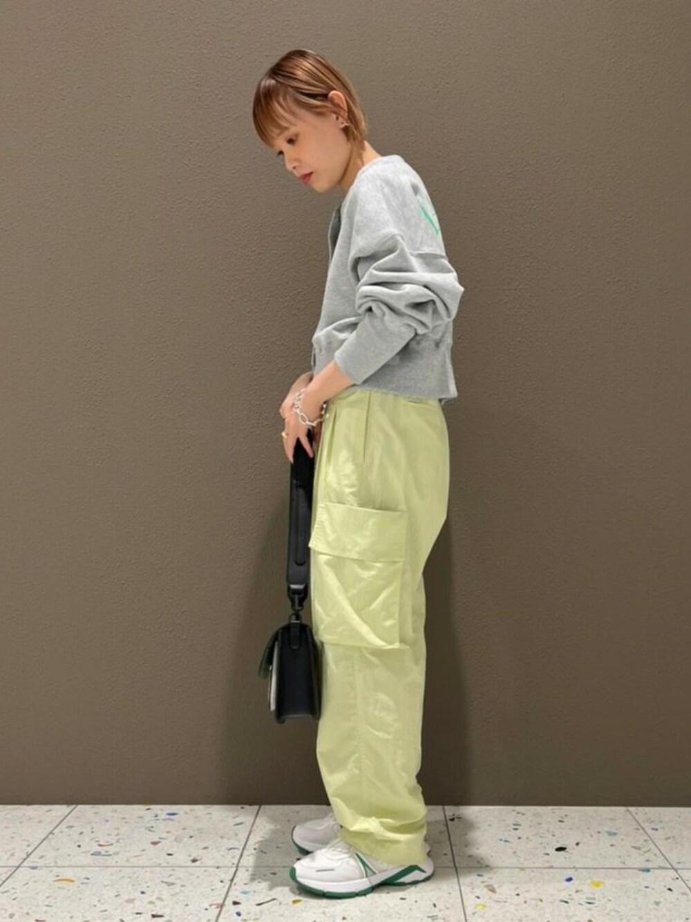 「カーディガン、スウェット、スニーカー、スニーカーコーデ、カーゴパンツ、白スニーカー、ワークパンツ、アダムエロペ(ADAM ET ROPE')、Adam et Rope'、ナイロンパンツ」｜「ADAM ET ROPE'の【サステナブル】リサイクルナイロンワークパンツ（その他パンツ、グリーン系）」を使った、ADAM ET ROPE' STAFFさん（レディース・153cm）の春コーディネートの2枚目の写真