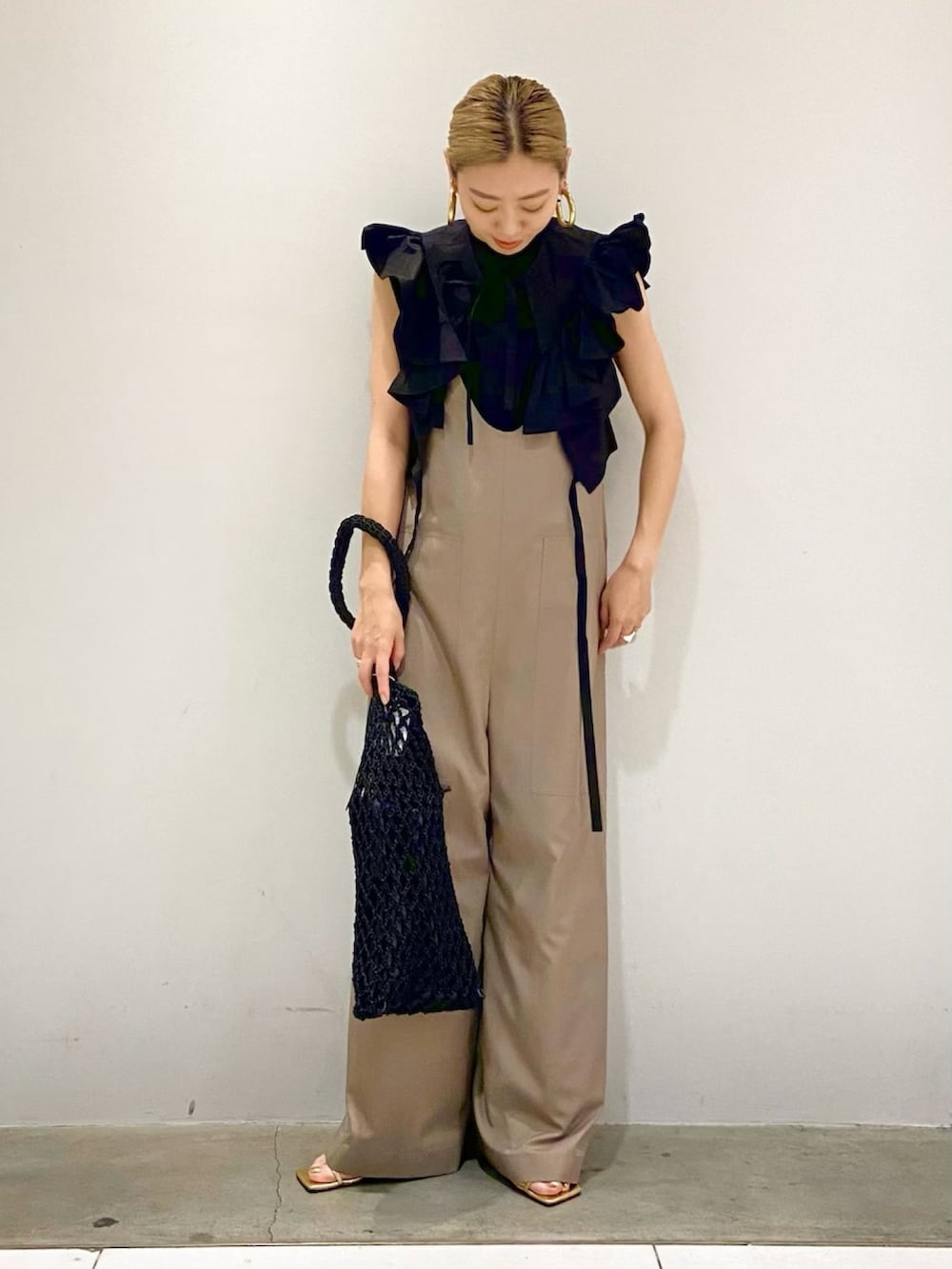 「アダムエロペ(ADAM ET ROPE')、アダムエロペ、Adam et Rope'、adametrope、ADAM ET ROPÉ、フリル、休日スタイル、大人カジュアル、大人女子、夏コーデ、お出かけコーデ、大人ガーリー」｜「ADAM ET ROPE'の〈SETアイテム〉フリルセットTシャツ（Tシャツ/カットソー、ブラック系）」を使った、ADAM ET ROPE' STAFFさん（レディース・157cm）の春コーディネートの2枚目の写真