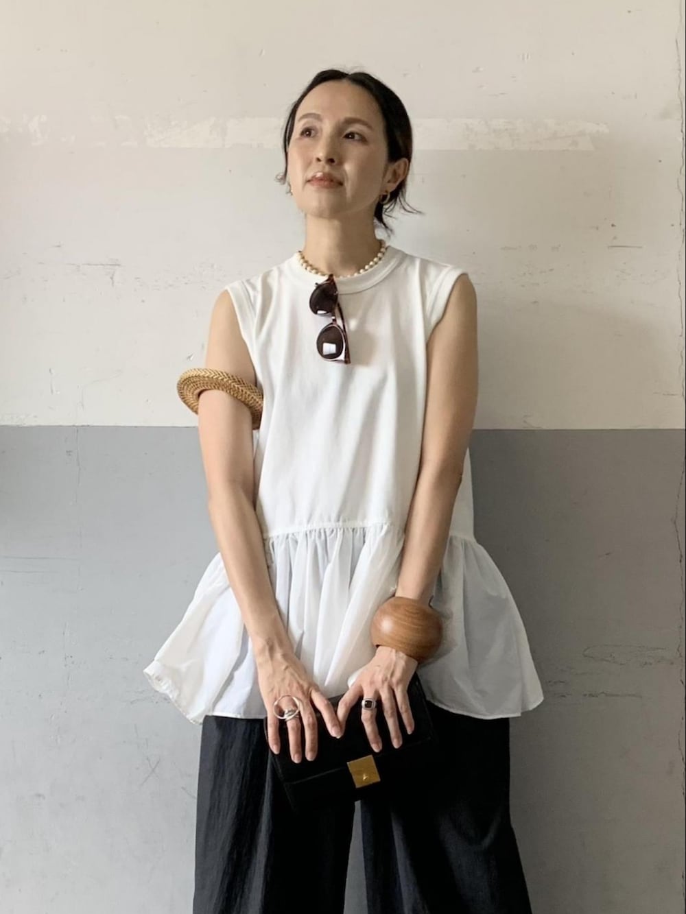 ホワイト系のTシャツ/カットソー、ブラック系のショルダーバッグ、ブラック系のその他パンツを着用したレディースの夏コーディネートの4枚目の写真