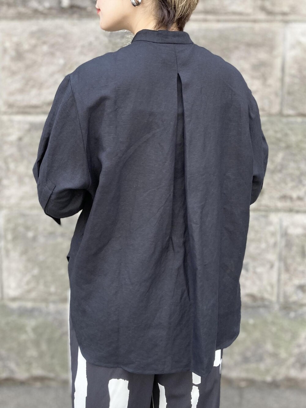 ブラック系のシャツ/ブラウス、イエロー系のボストンバッグ、ブラック系のその他パンツを着用したレディースの夏コーディネートの5枚目の写真