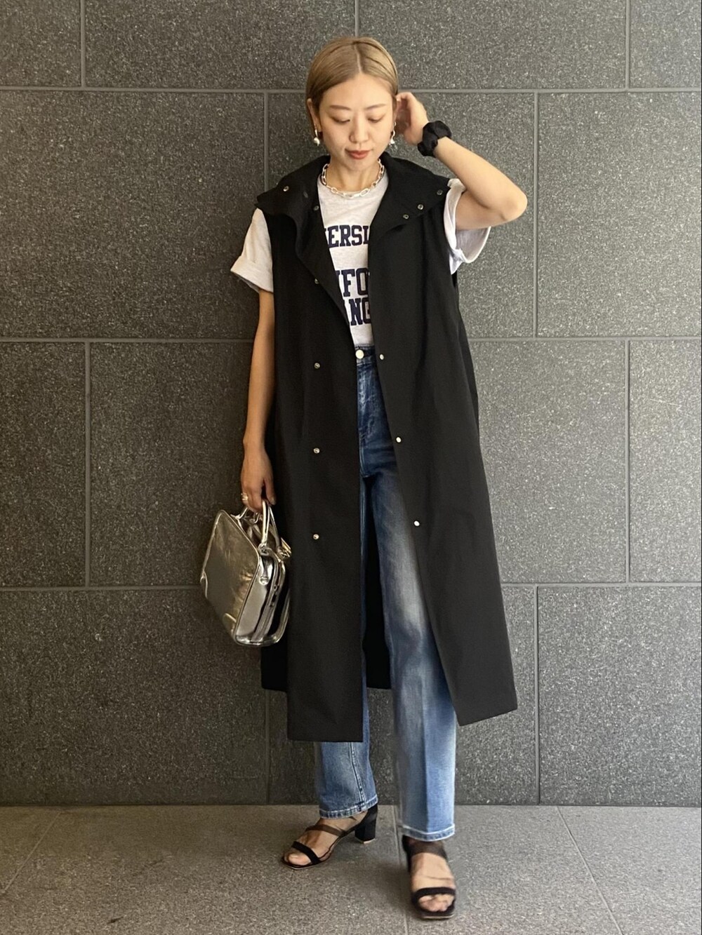 「カジュアル、デニムパンツ、アダムエロペ(ADAM ET ROPE')、Adam et Rope'、パンツコーデ、秋コーデ、初秋コーデ、秋先取りコーデ、スクエアバッグ、秋服準備はじめました」｜「ADAM ET ROPE'の【GOOD ROCK SPEED】COLLEGE Tee UCLA（Tシャツ/カットソー、グレー系）」を使った、ADAM ET ROPE' STAFFさん（レディース・157cm）の秋コーディネートの5枚目の写真