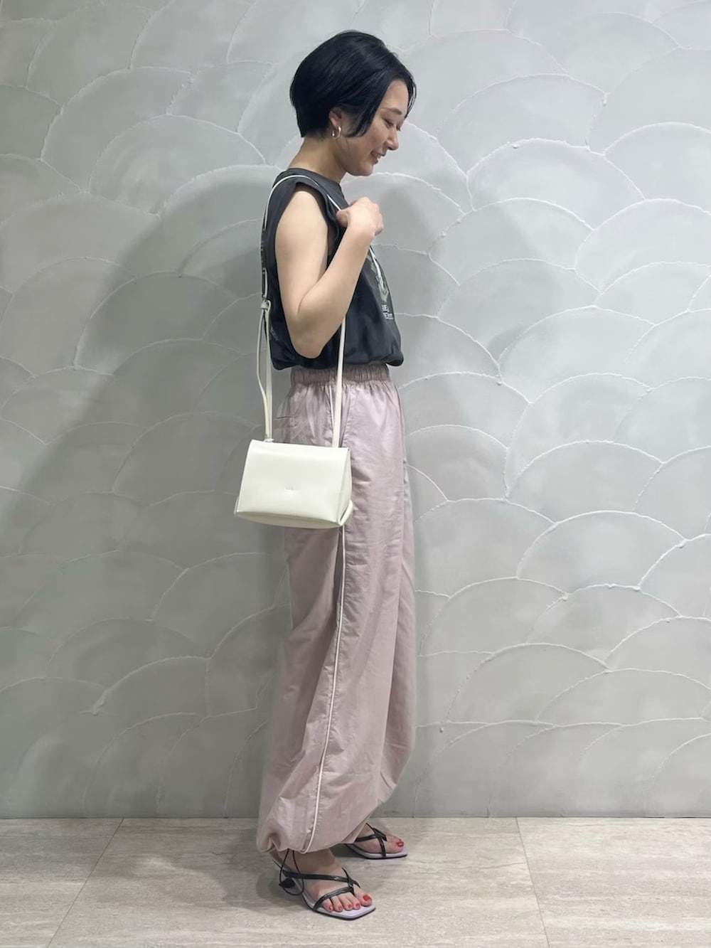 「休日コーデ、アダムエロペ(ADAM ET ROPE')、パンツスタイル、Adam et Rope'、夏コーデ、GOOD ROCK SPEED、カジュアルコーデ、アダムエロペ、ナイロンパンツ、adametrope」｜「ADAM ET ROPE'の【Good Rock Speed】ORIGINAL ROCK SLEEVELESS TEE（タンクトップ、ブラック系）」を使った、ADAM ET ROPE' STAFFさん（レディース・160cm）の春コーディネートの4枚目の写真