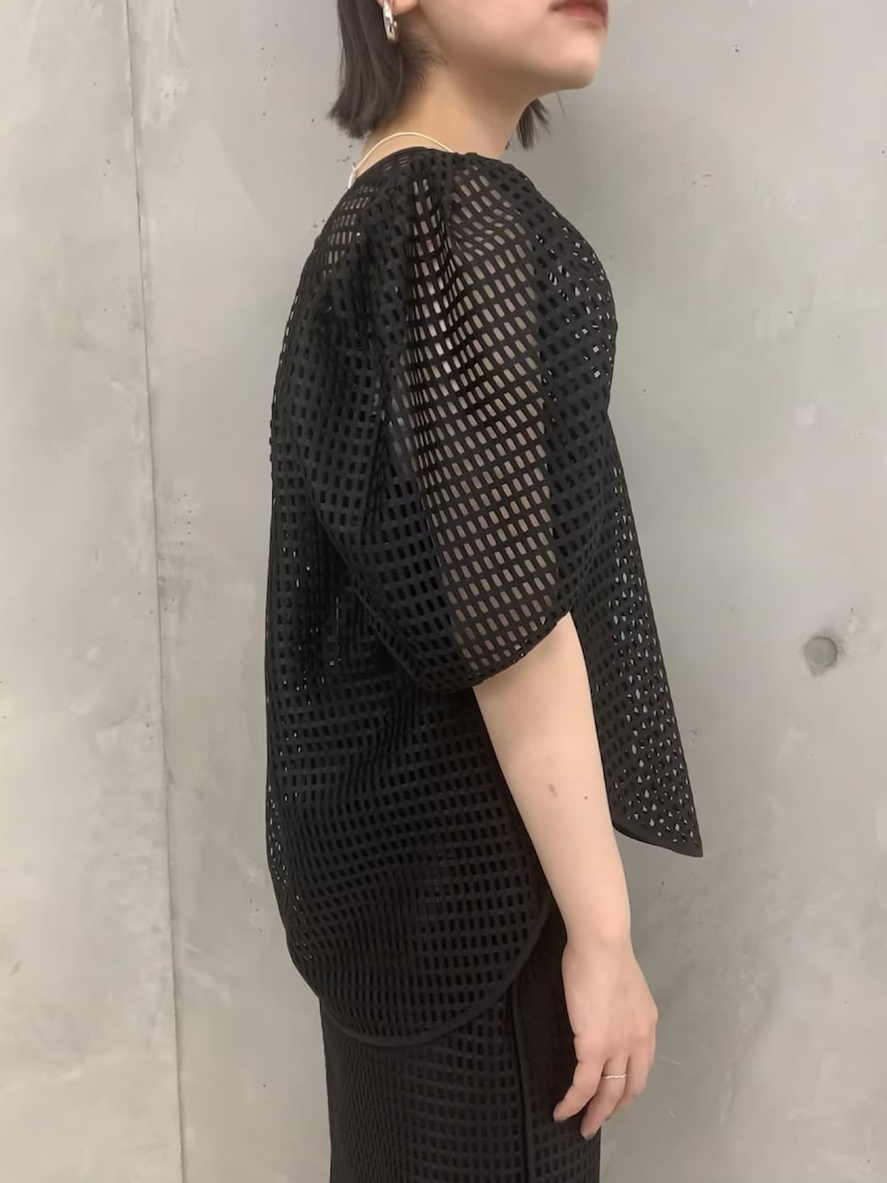 「セットアップ、アダムエロペ(ADAM ET ROPE')、Adam et Rope'、メッシュ、シアー、アダムエロペ、メッシュスカート、メッシュトップス、adametrope、シアートップス」｜「ADAM ET ROPE'の【セットアップ対応】メッシュレースブラウス（シャツ/ブラウス、ブラック系）」を使った、ADAM ET ROPE' STAFFさん（レディース・154cm）の春コーディネートの4枚目の写真