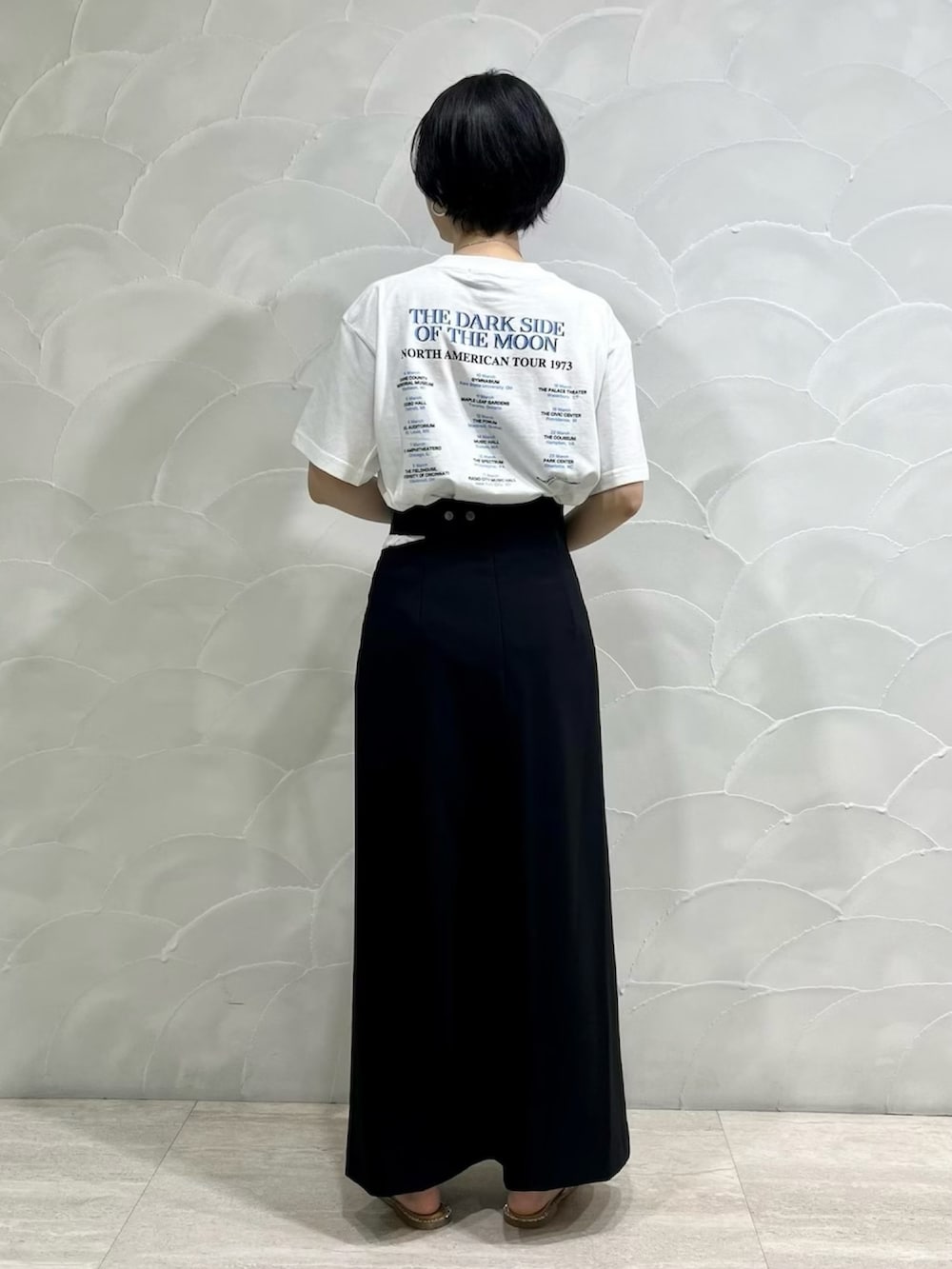 「アダムエロペ(ADAM ET ROPE')、アダムエロペ、Adam et Rope'、adametrope、GOOD ROCK SPEED、Pink Floyd、ロックT、お出かけコーデ、シンプルコーデ、夏コーデ、プリントT」｜「GOOD ROCK SPEEDの【GOOD ROCK SPEED】PINK FLOYD TEE（Tシャツ/カットソー、ホワイト系）」を使った、ADAM ET ROPE' STAFFさん（レディース・160cm）の春コーディネートの3枚目の写真