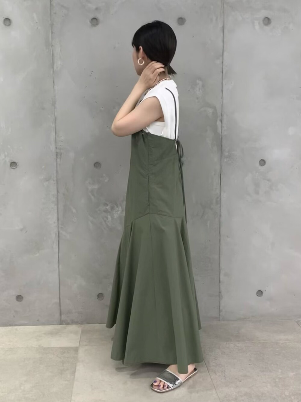 「シンプルコーデ、大人コーデ、アダムエロペ(ADAM ET ROPE')、Adam et Rope'、アダムエロペ、adametrope、キャミワンピ、リゾートスタイル、旅行、カーキ、休日スタイル」｜「ADAM ET ROPE'のリップストップキャミワンピース（ドレス、グリーン系）」を使った、ADAM ET ROPE' STAFFさん（レディース・154cm）の春コーディネートの3枚目の写真