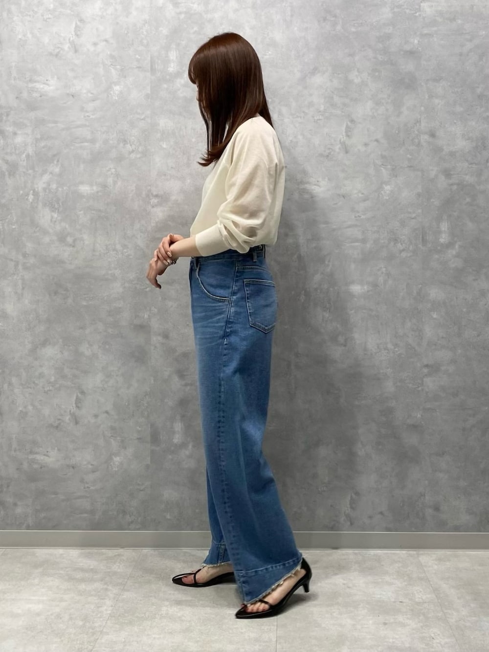 ブルー系のTシャツ/カットソー、ブルー系のデニムパンツ、ブラック系のサンダルを着用したレディースの春コーディネートの2枚目の写真