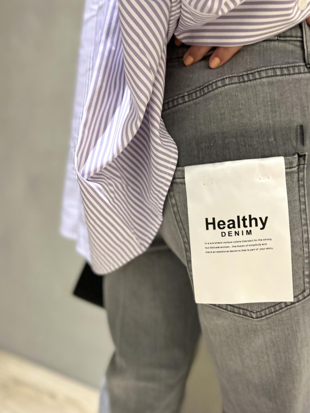 パープル系のシャツ/ブラウス、グレー系のデニムパンツ、ブラック系のサンダルを着用したレディースの夏コーディネートの4枚目の写真