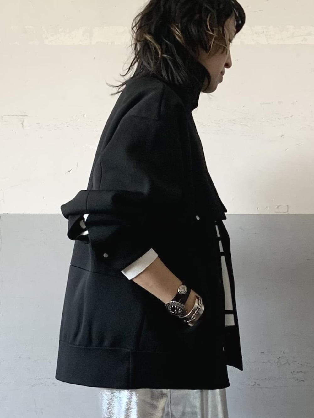 「ブルゾン、ボーダー、モノトーン、春アウター、アダムエロペ(ADAM ET ROPE')、春、Adam et Rope'、春コーデ、モノトーンコーデ、高身長女子、いまどきジャケット写真、スカート、ロングスカート、ママコーデ、大人コーデ」｜「ADAM ET ROPE'の【WEB限定】スムースニットブルゾン（ブルゾン、ブラック系）」を使った、ADAM ET ROPE' STAFFさん（レディース・166cm）の冬コーディネートの4枚目の写真