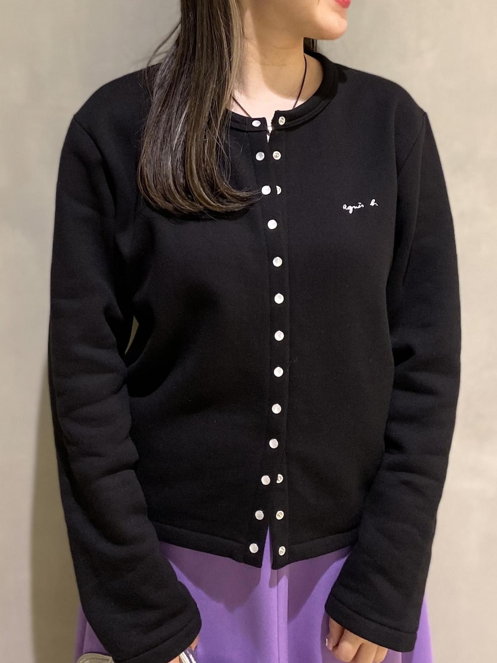 ブラック系のカーディガン/ボレロ、パープル系のスカート、シルバー系のショルダーバッグを着用したレディースの夏コーディネートの3枚目の写真