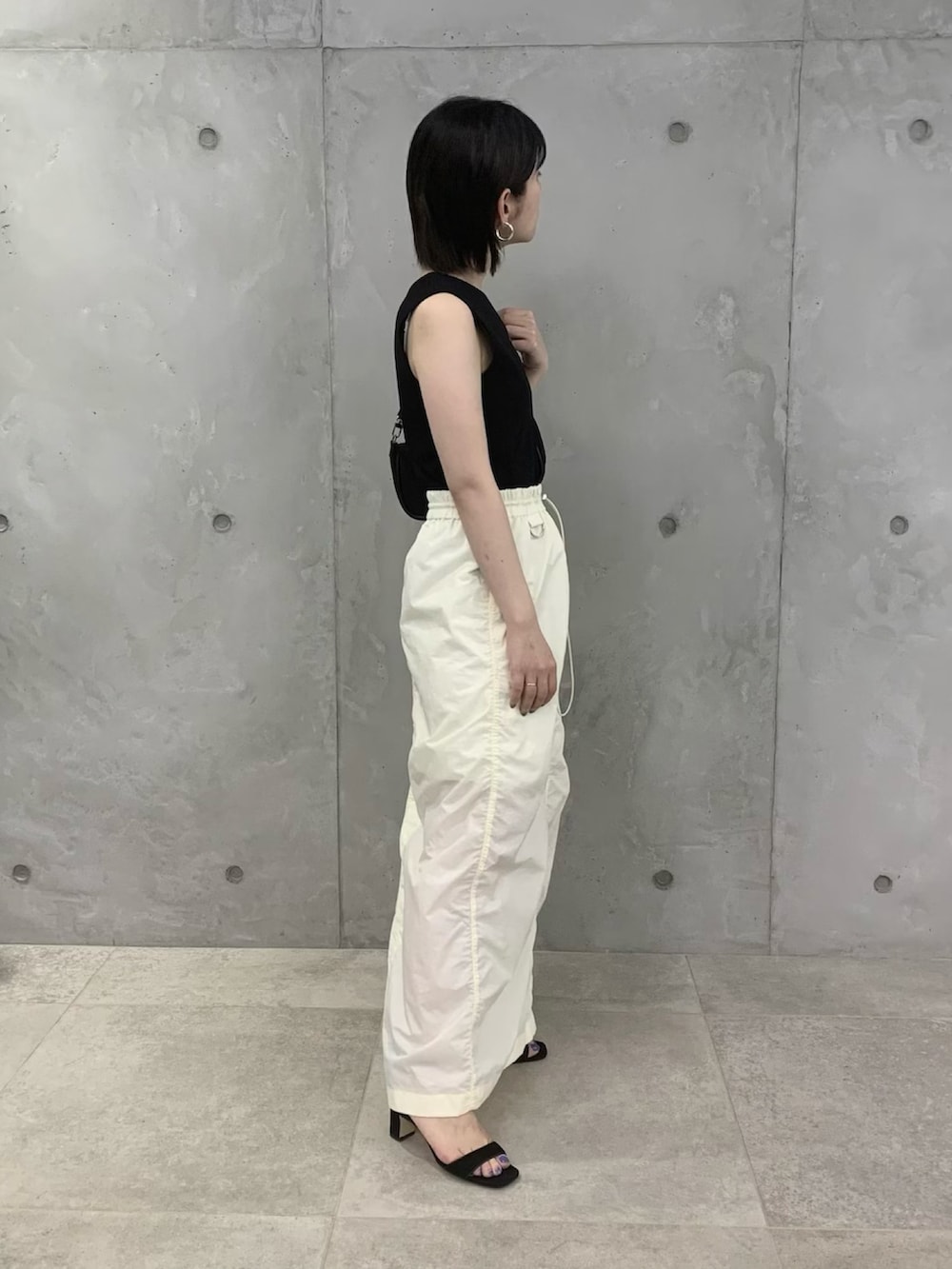 「モノトーン、休日コーデ、アダムエロペ(ADAM ET ROPE')、Adam et Rope'、カジュアルコーデ、アダムエロペ、低身長コーデ、adametrope、ナイロンスカート、スボーツミックス」｜「ADAM ET ROPE'のアシメタンクニット（タンクトップ、ブラック系）」を使った、ADAM ET ROPE' STAFFさん（レディース・154cm）の春コーディネートの2枚目の写真