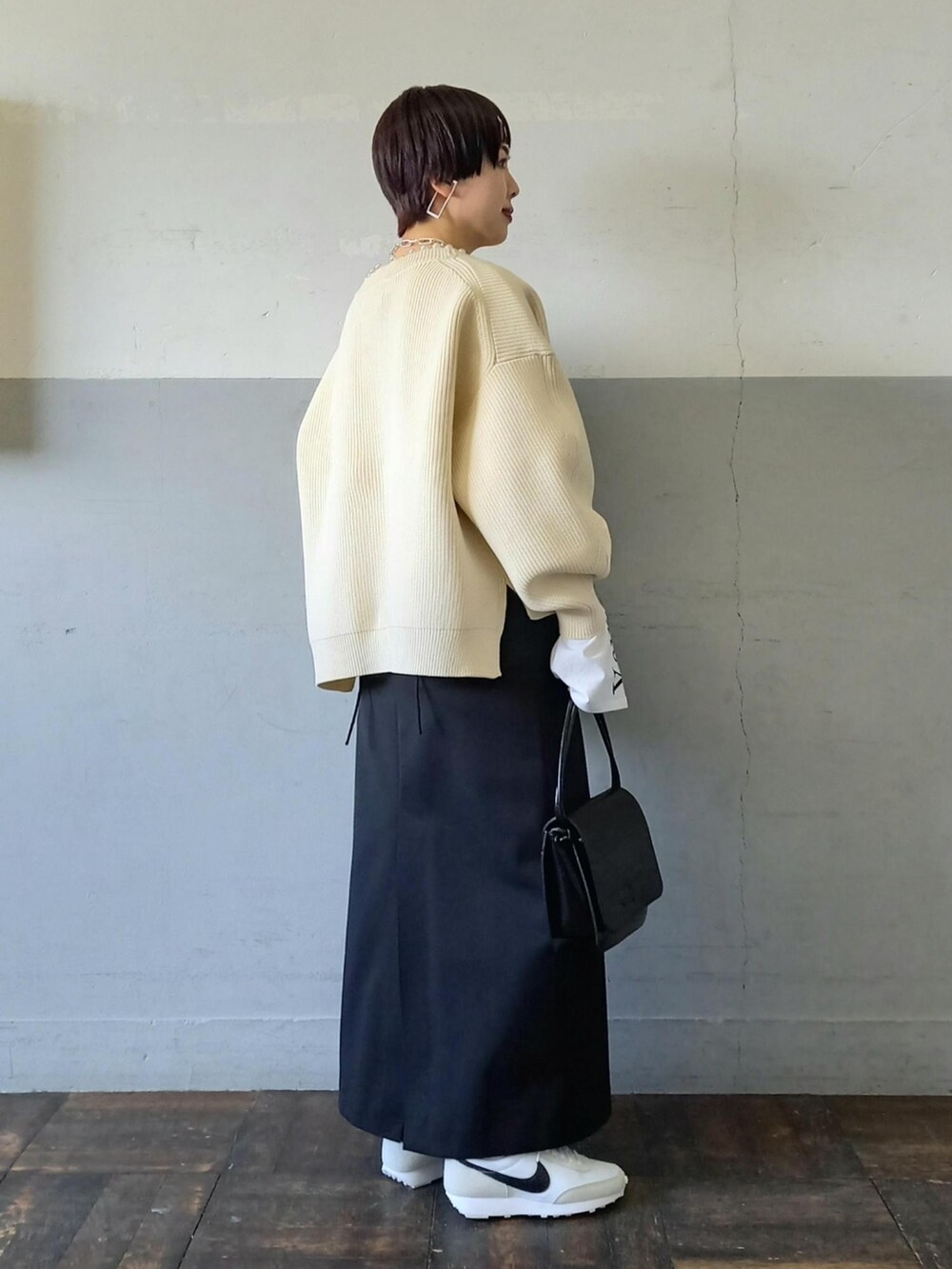 ホワイト系のカーディガン/ボレロ、ブラック系のショルダーバッグ、ホワイト系のTシャツ/カットソーを着用したレディースの春コーディネートの4枚目の写真