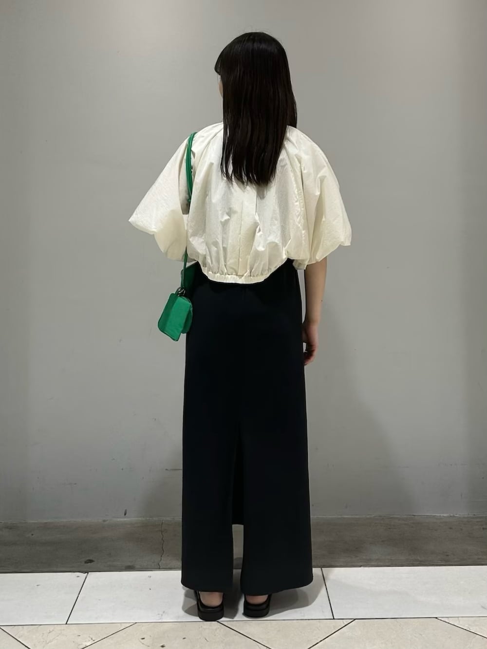 「レイヤードスタイル、きれいめカジュアル、アダムエロペ(ADAM ET ROPE')、Adam et Rope'、春夏コーデ、アダムエロペ、低身長コーデ、大人かわいい、adametrope、オトナ女子」｜「ADAM ET ROPE'の【サステナブル】バルーンボレロ（シャツ/ブラウス、ホワイト系）」を使った、ADAM ET ROPE' STAFFさん（レディース・155cm）の春コーディネートの3枚目の写真