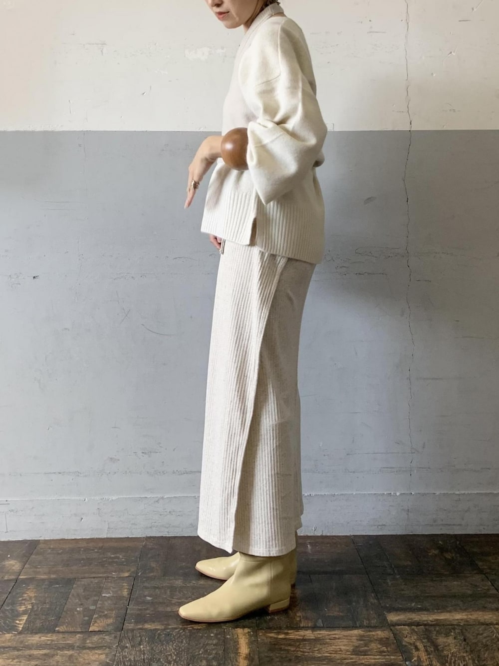 ホワイト系のニット/セーター、ベージュ系のその他トップス、ホワイト系のスカートを着用したレディースの冬コーディネートの3枚目の写真