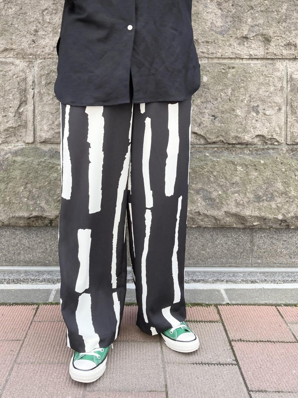 ブラック系のシャツ/ブラウス、イエロー系のボストンバッグ、ブラック系のその他パンツを着用したレディースの夏コーディネートの3枚目の写真