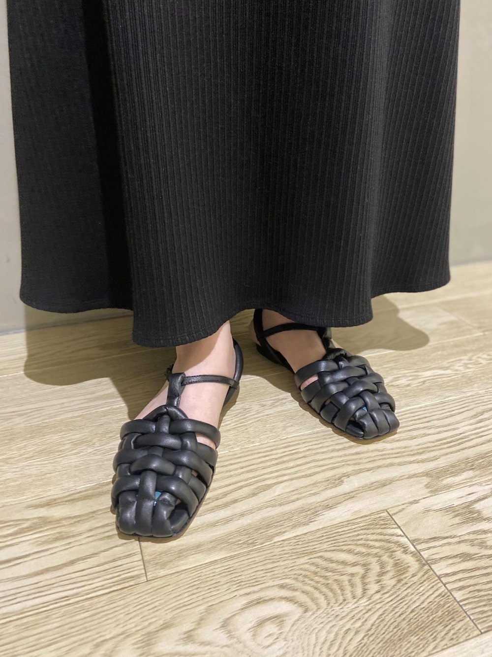 「ワンピース、ブラック、夏、ショルダーバッグ、ブラックコーデ、アダムエロペ(ADAM ET ROPE')、ロングワンピース、Adam et Rope'、夏コーデ、ノースリーブ」｜「ADAM ET ROPE'の【WEB限定】カットフォルムロードレス（ワンピース、ブラック系）」を使った、ADAM ET ROPE' STAFFさん（レディース・160cm）の夏コーディネートの3枚目の写真